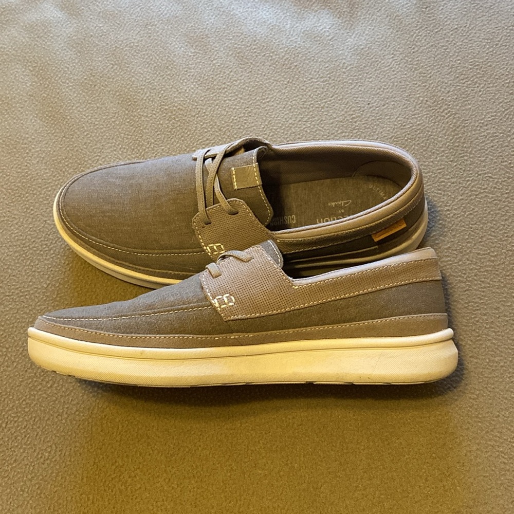 Clarks canvas slip-on shoes. Men's size 9. - Picture 3 of 7